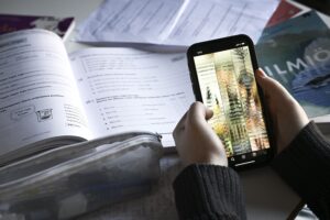 Lapsi selaa somea. LEHTIKUVA / EMMI KORHONEN