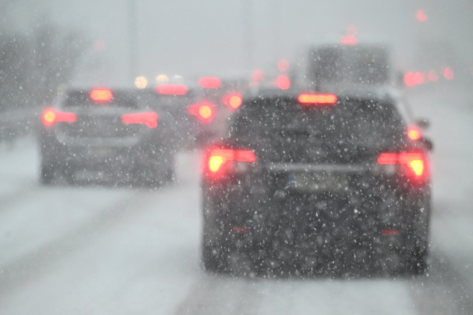 Autoja lumisateessa. LEHTIKUVA / JUSSI NUKARI