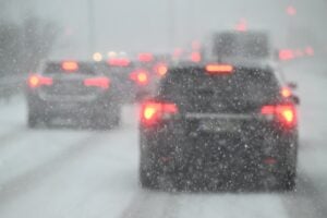 Autoja lumisateessa. LEHTIKUVA / JUSSI NUKARI