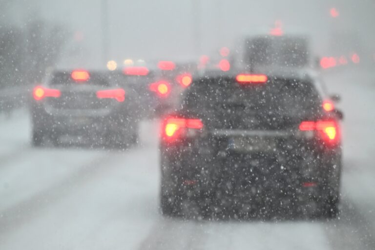 Autoja lumisateessa. LEHTIKUVA / JUSSI NUKARI