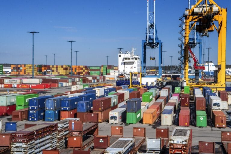 Konttien purkua Vuosaaren satamassa