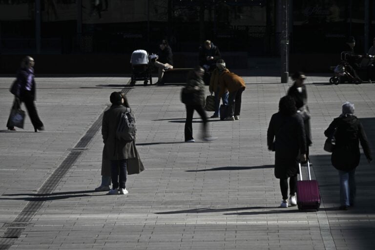 Ihmisiä kaupungilla