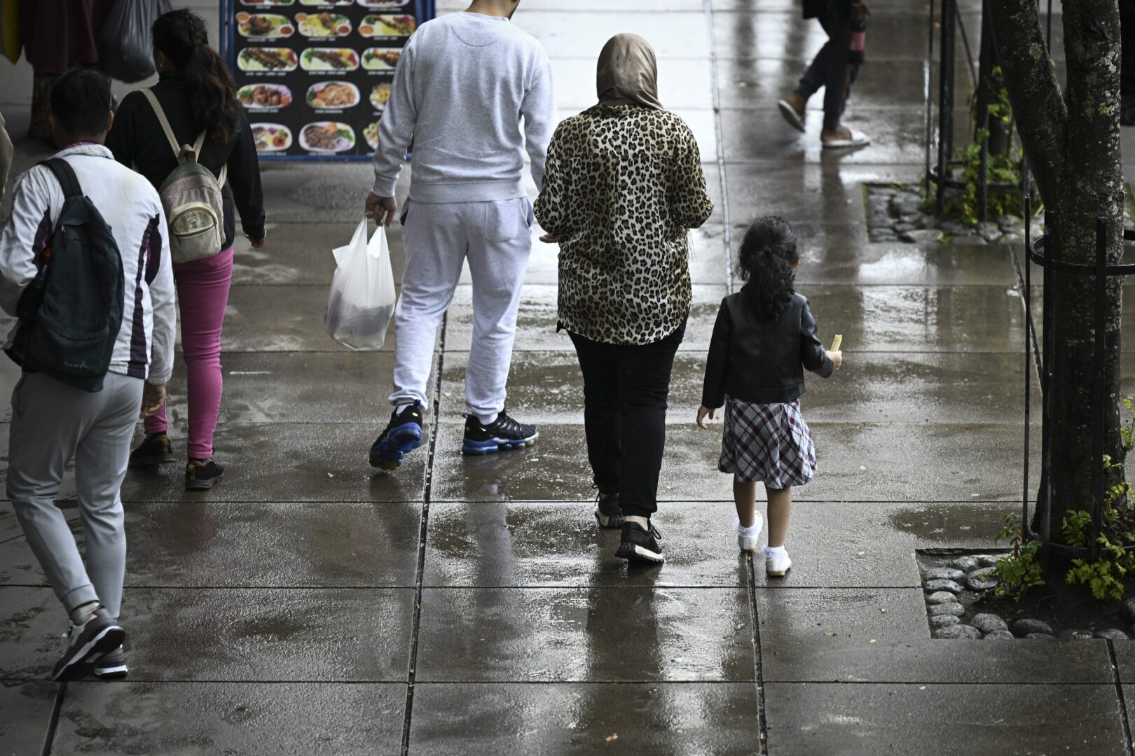 Ihmisiä Puhoksen ostoskeskuksessa Helsingissä. LEHTIKUVA / EMMI KORHONEN