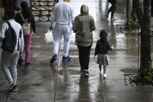 Ihmisiä Puhoksen ostoskeskuksessa Helsingissä. LEHTIKUVA / EMMI KORHONEN