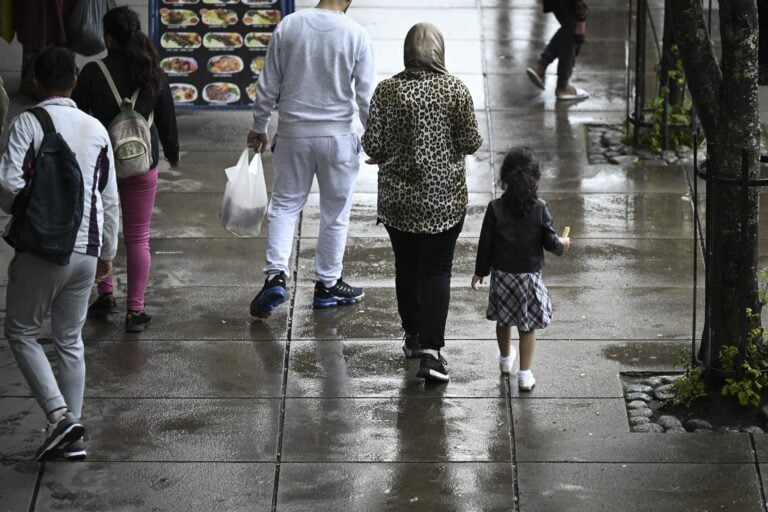 Ihmisiä Puhoksen ostoskeskuksessa Helsingissä. LEHTIKUVA / EMMI KORHONEN