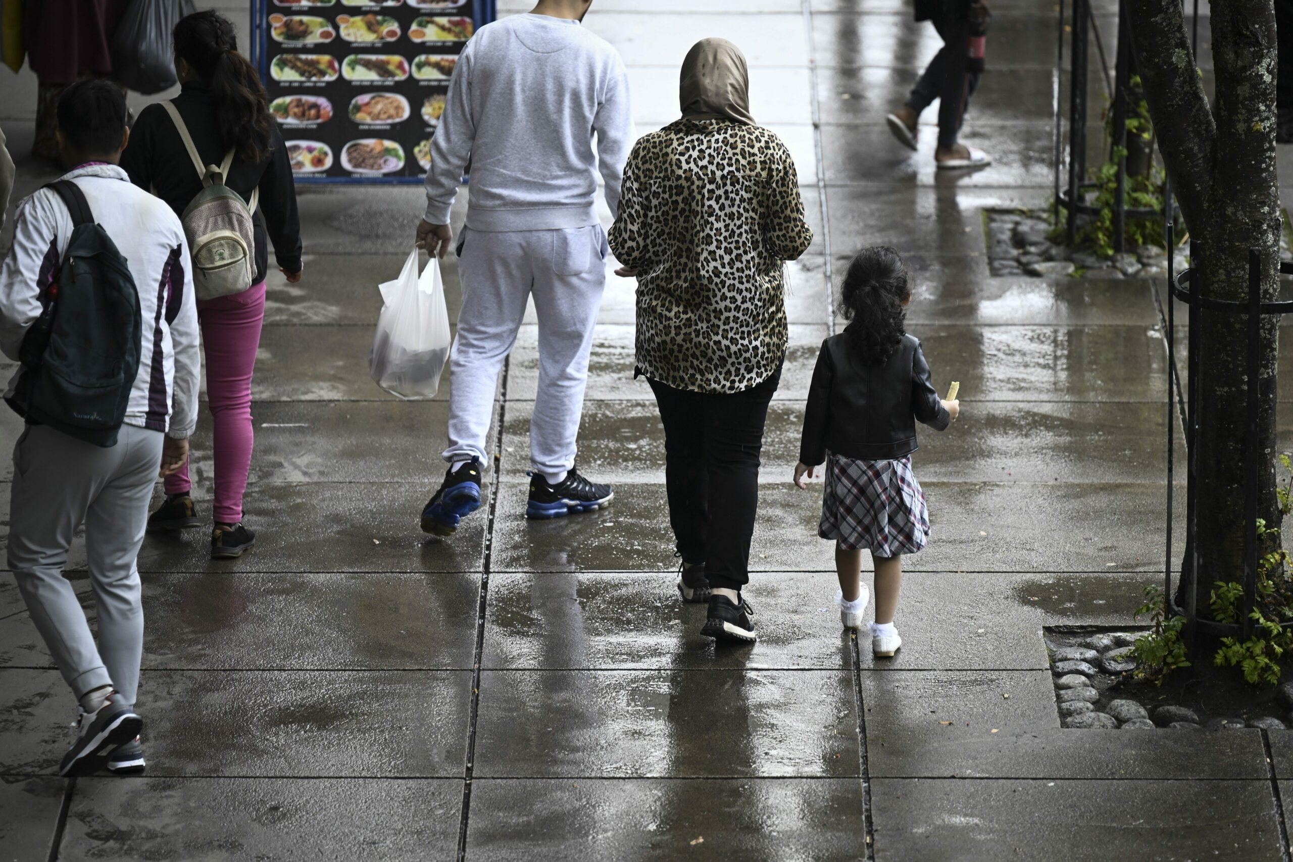 Ihmisiä Puhoksen ostoskeskuksessa Helsingissä. LEHTIKUVA / EMMI KORHONEN