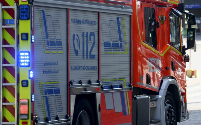 Paloauto vilkut päällä