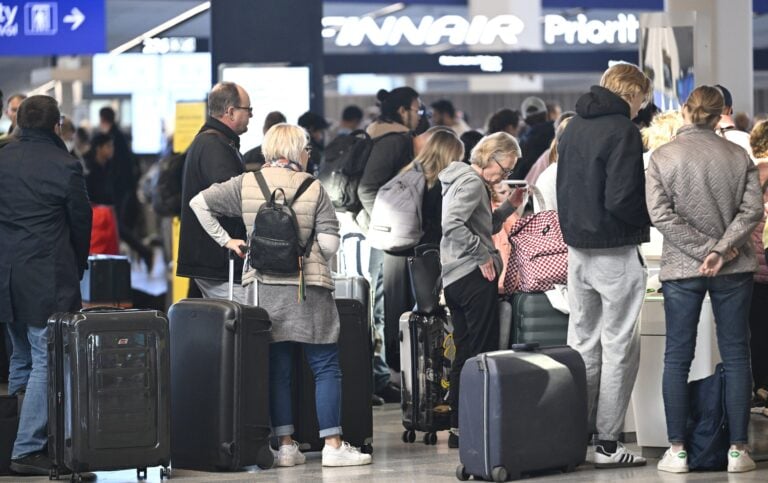 Miten isoja ruuhkia on odotettavissa syyslomien alussa Helsinki-Vantaalle ja yöjuniin?