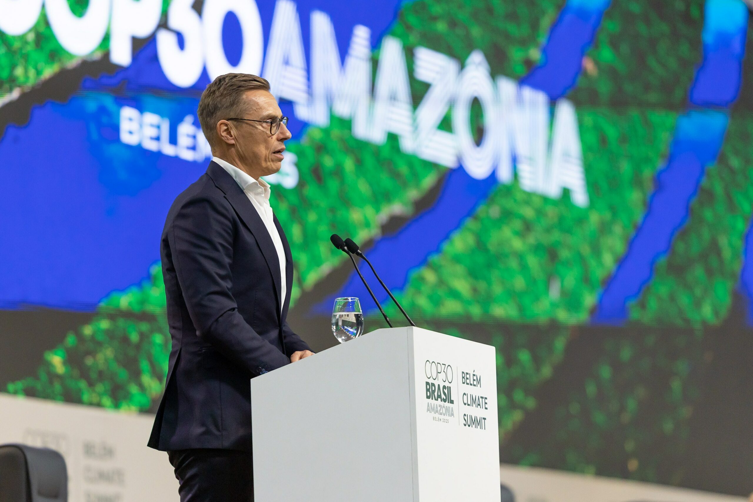 ”Hengästyttävä tahti” – IS: Alexander Stubbilla 52 matkaa ulkomaille