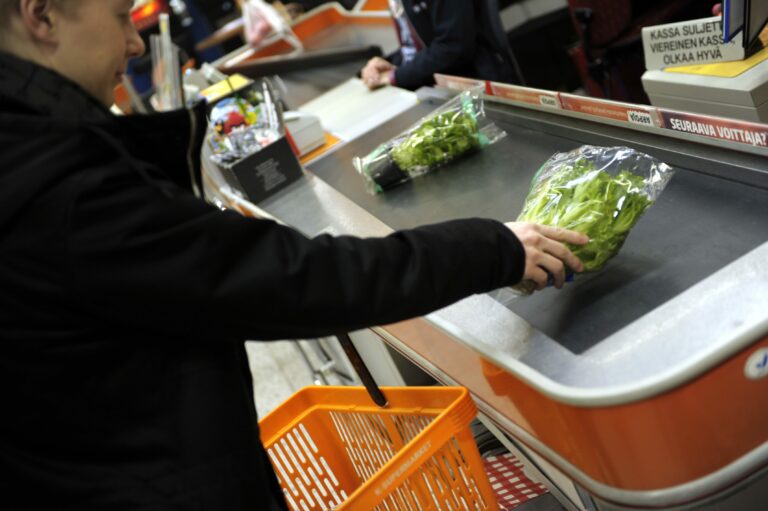 Nuori mies ostoksilla