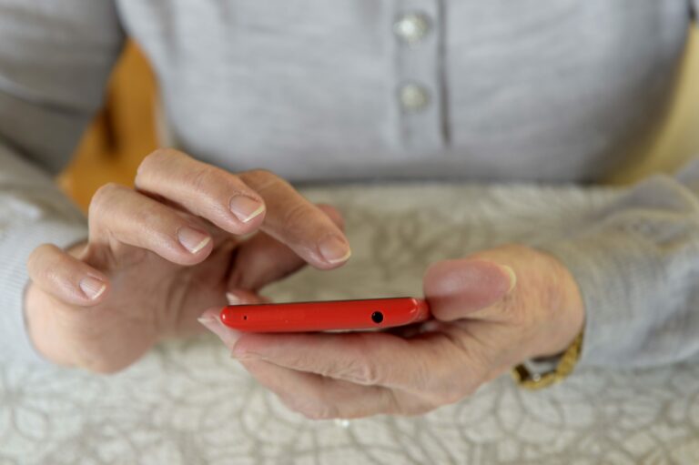 Kuinka monella eläkeläisellä on käytössään tietokone, tabletti tai älypuhelin?