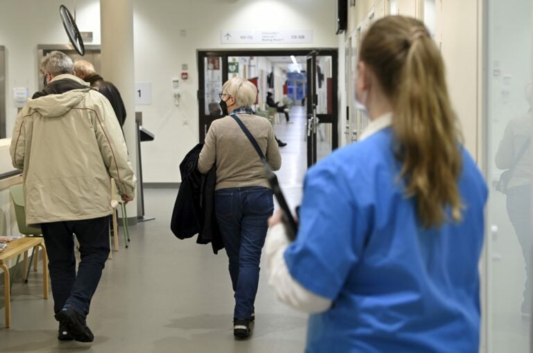 Asiakkaita terveysasemalla