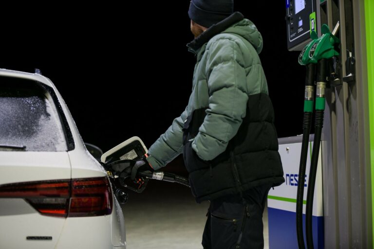 Hiihtolomat alkavat, loppuuko Lapista bensiini