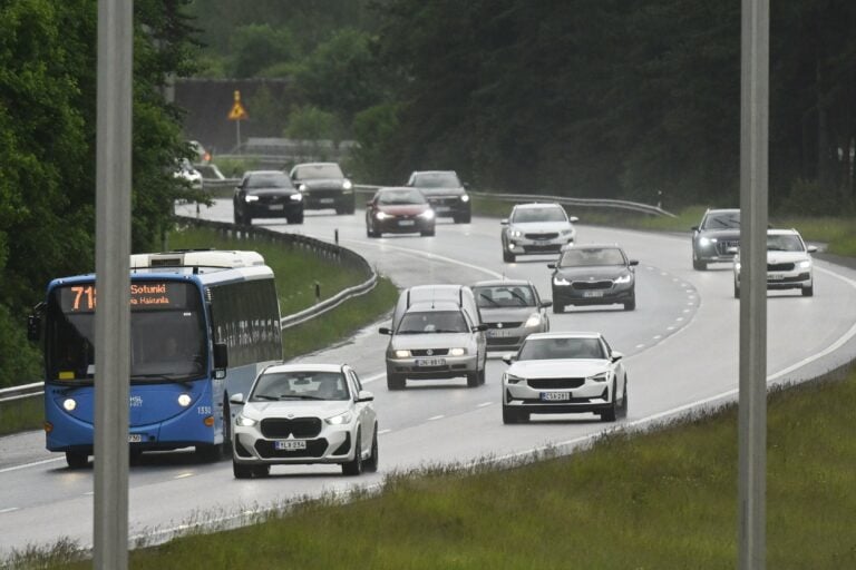 Juhannuksen menoliikennettä nelostiellä