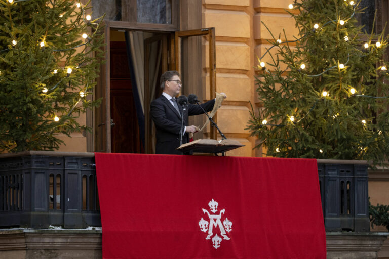 Perinteinen joulurauhan julistus kaikuu tänäkin vuonna Brinkkalan talon parvekkeelta jouluaattona