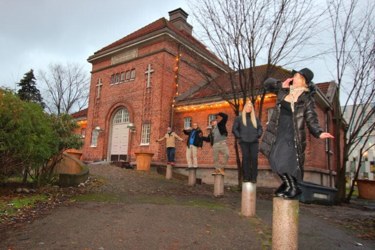 Harjun vanhalla ruumishuoneella toimii joulu-tammikuussa yhteisöllinen klubitalo, jota pyörittää Öljyymö-kollektiivi. Kuvassa öljyymöläisistä Antti Väisänen, Yakup Albekoglu, Jyry Aukio, Elle Kalaniemi ja Elsa Pankkonen