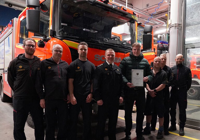 Robin Harju (neljäs oikealta) sekä pelastuskomentaja Jani Pitkänen (kolmas oikealta) ja Mellunkylän aseman 2-vuoron työntekijöitä