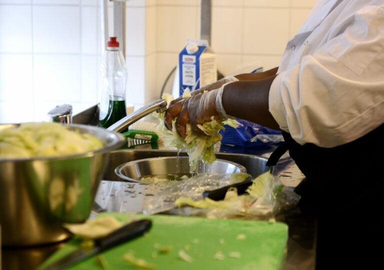 Maahanmuuttajia opiskelemassa