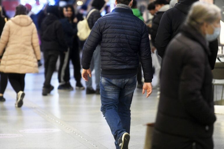 Ihmisiä Kampin kauppakeskuksessa