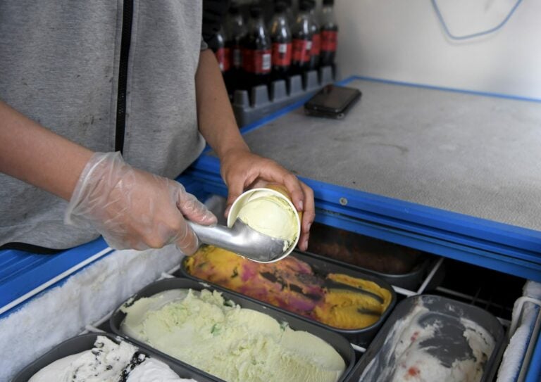 Jäätelökioskin työntekijä ja asiakas