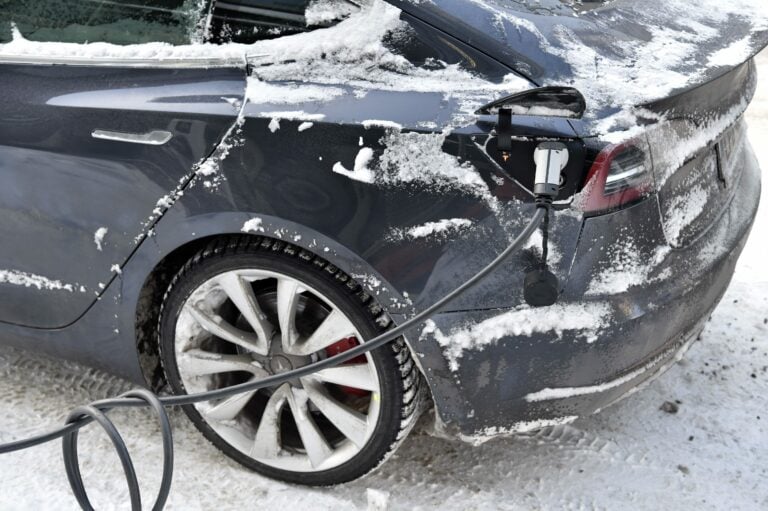 Sähköautoja latausasemassa