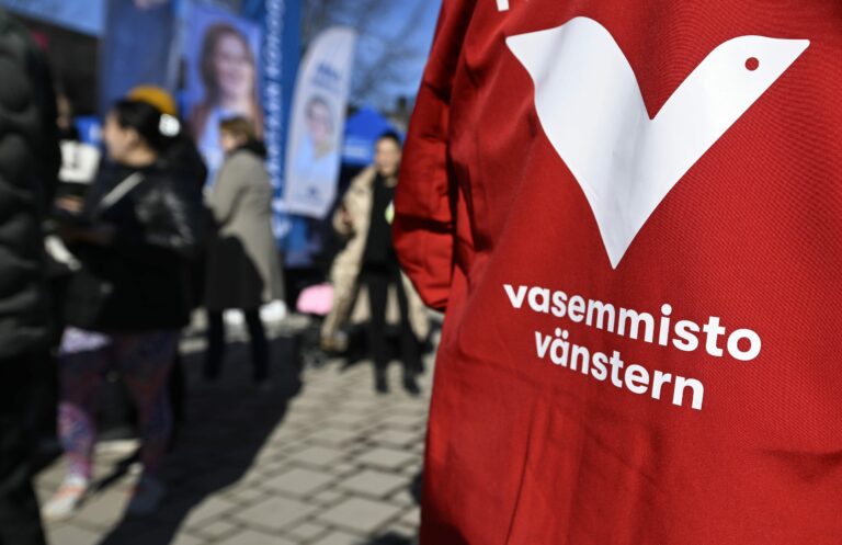 Vaalikampanjointia Korson markkinoilla