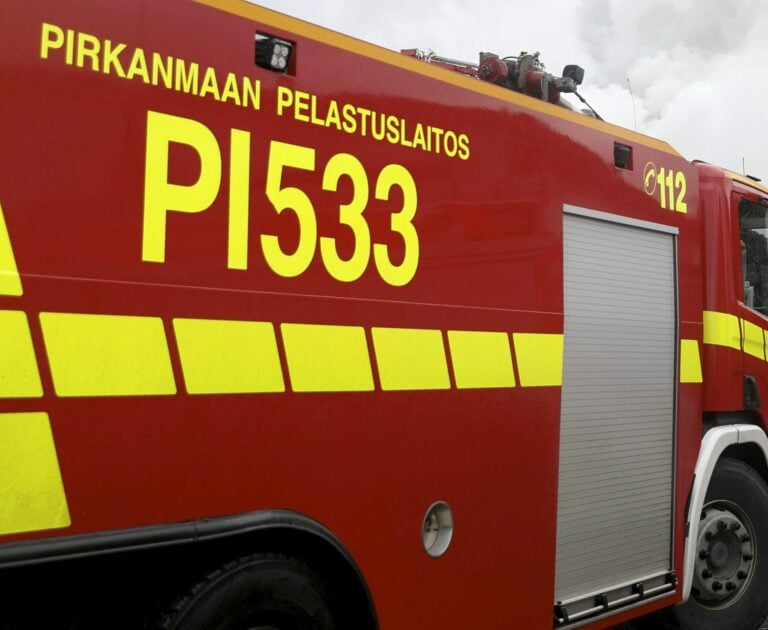 Jätekasan tulipalo levittää terveydelle vaarallista savua Tampereella