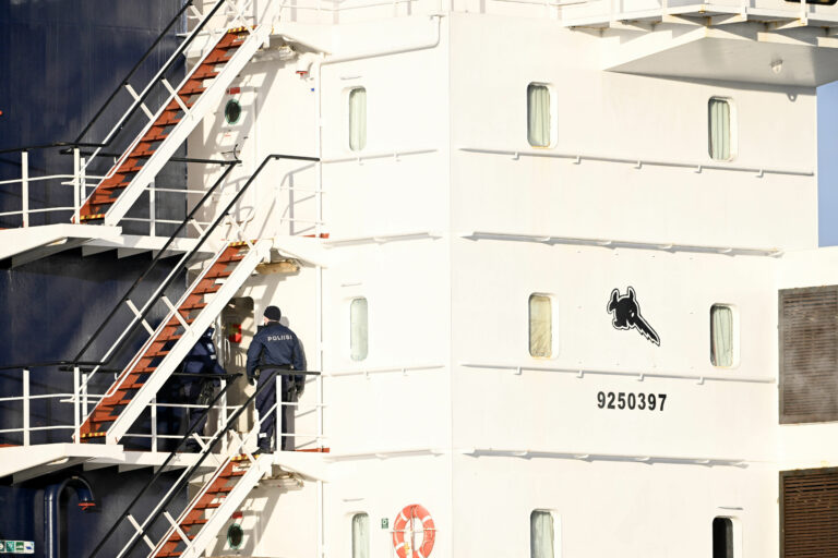 Suomenlahden kaapelirikko - Fitburg alus Finnish authorities seize vessel following sea cable disruption