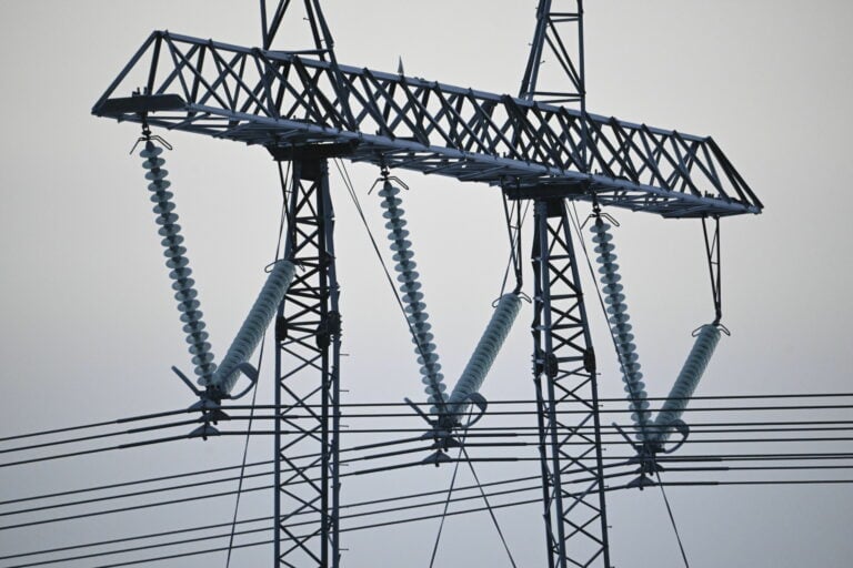 Voimalinjoja pakkaskelissä