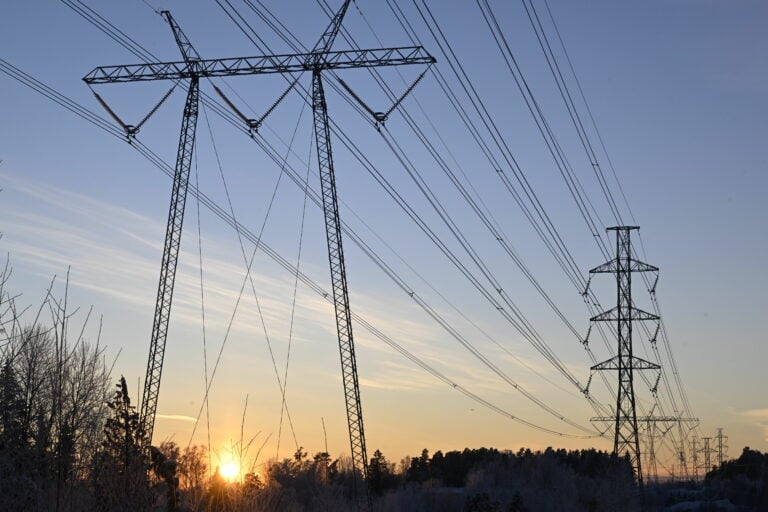 Voimalinjoja pakkaskelissä