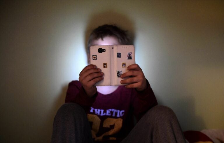 Lapsi katsoo kännykkää