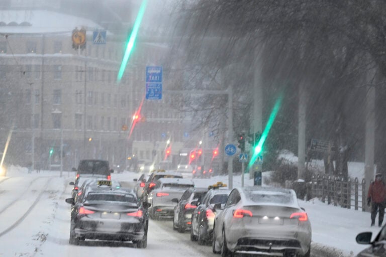 Sakea lumisade heikentää ajokeliä pääkaupunkiseudulta osin Pohjanmaalle asti