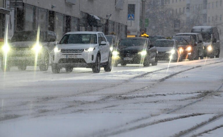 Sakea lumisade heikentää ajokeliä pääkaupunkiseudulta osin Pohjanmaalle asti