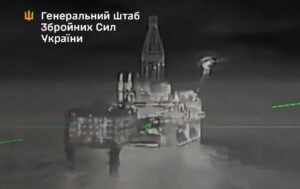 Ukrainan yleisesikunnan välittämä kuva iskusta porauslautalle. (Kuva Anton Heratshenkon X-tililtä)