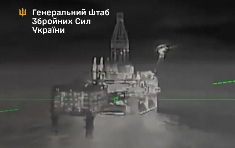 Ukrainan yleisesikunnan välittämä kuva iskusta porauslautalle. (Kuva Anton Heratshenkon X-tililtä)