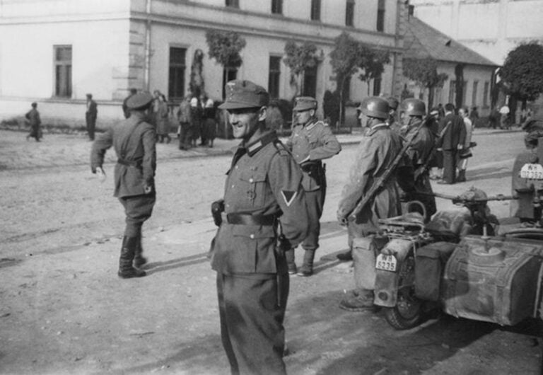 Sambor,_Kresy,_September_1939;_GermaperRussian_soldiers