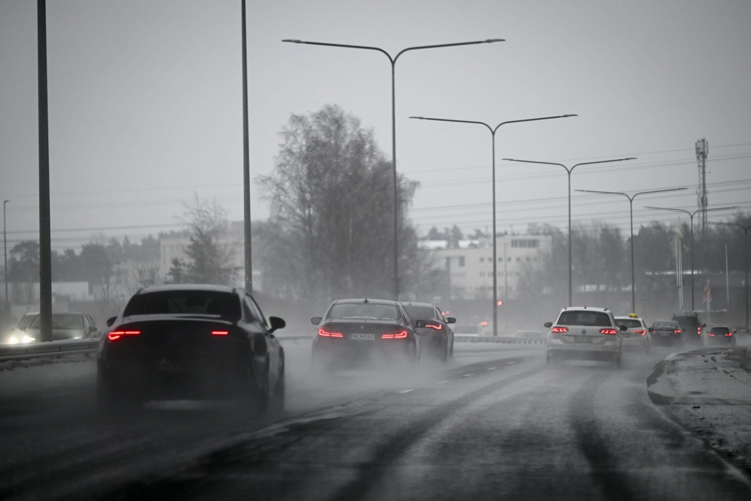 Tutkimus: Sähköautoilla hieman polttomoottoriautoja pienempi onnettomuusriski