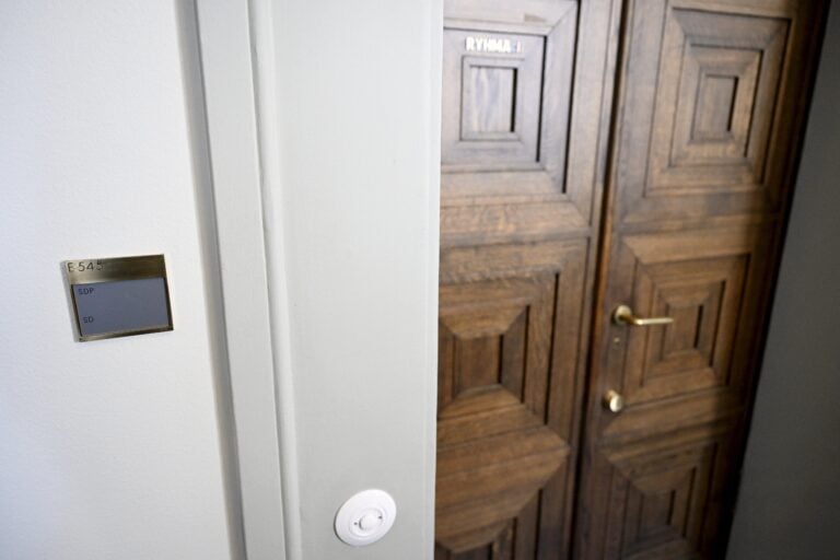 Eduskunnassa ryhmäkokouksia