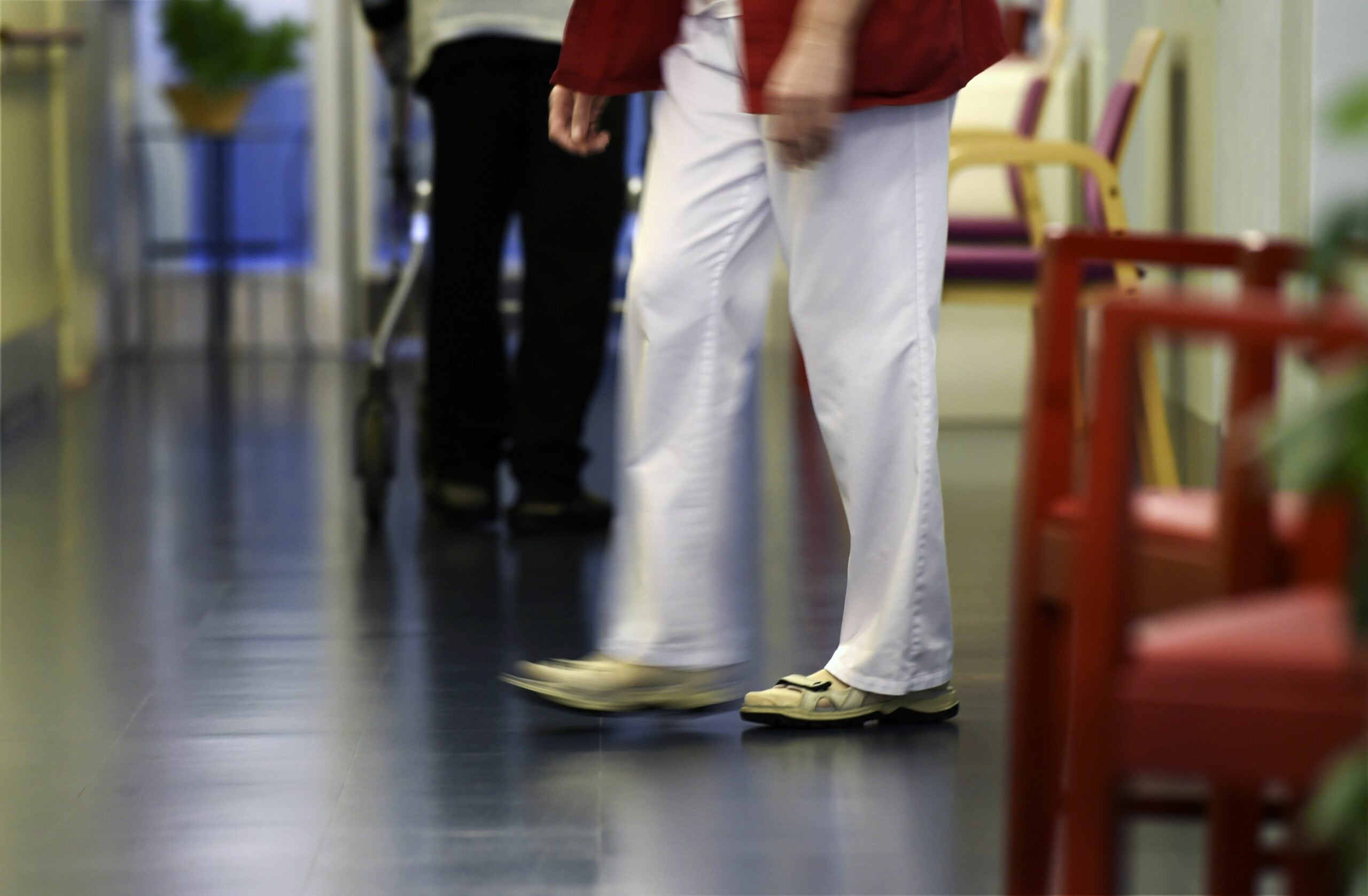 Hyvinvointialueet irtisanoivat viime vuonna liki 1300 henkilöä, kunnat 340