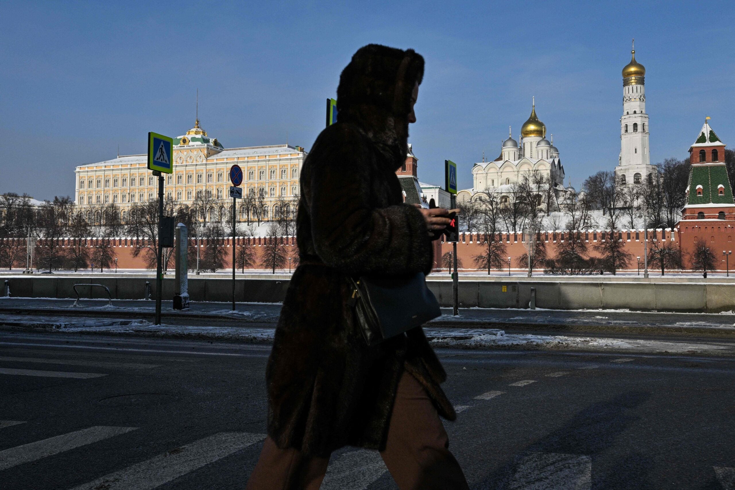 Vladimir Putin vaati salatussa kokouksessa oligarkeilta rahaa sotaan