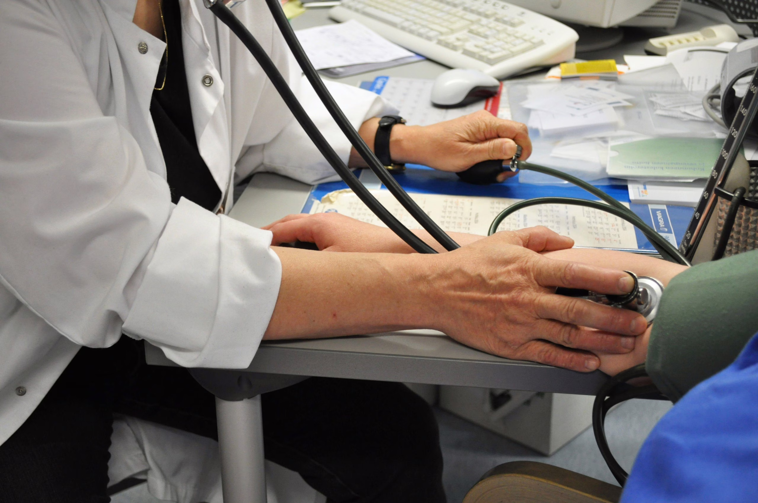 Kelan kokeilu lisäsi eläkeikäisten käyntejä yksityislääkärillä