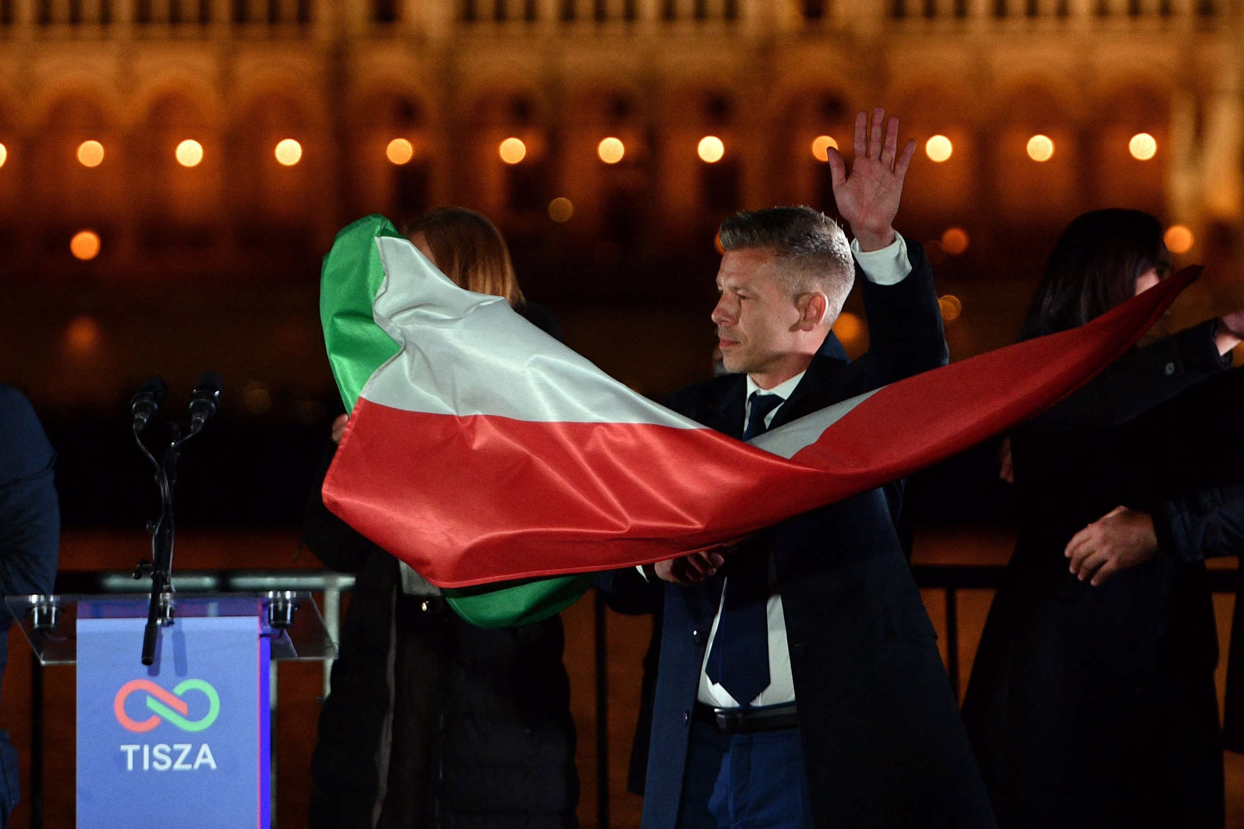 Unkarin vaalit: Tisza murskavoittoon – Viktor Orban myönsi tappionsa