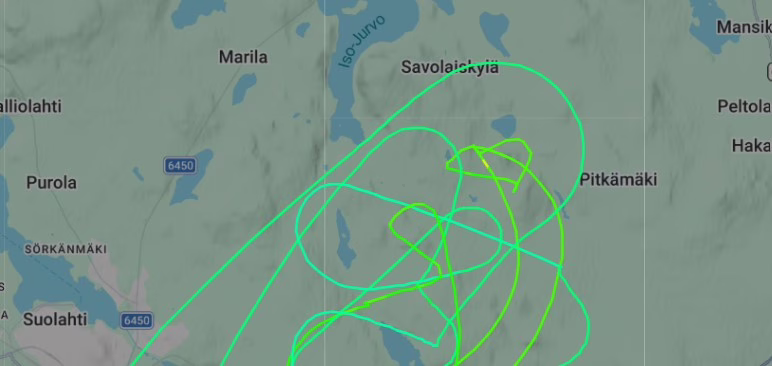 Ilmavoimien GO-2 -koneen reitti maanantaina 13. huhtikuuta näyttää sisältäneen sydämiä. / FLIGHTRADAR24