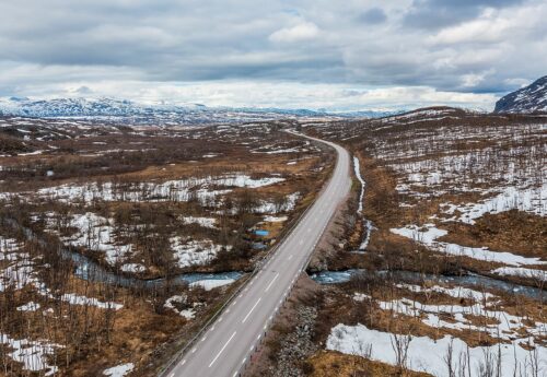Kiirunassa kulkeva valtatie, kaiivoksista n 100 km