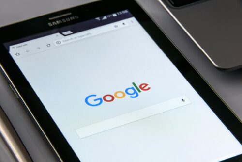 Google näytöllä.