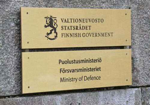 Pääesikunta ja puolustusministeriö Helsingin Kasarmitorilla.