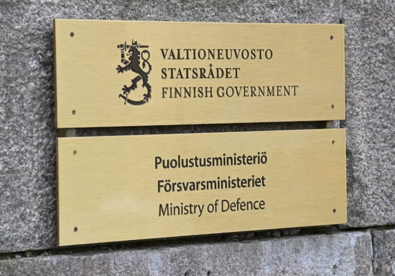 Pääesikunta ja puolustusministeriö Helsingin Kasarmitorilla.