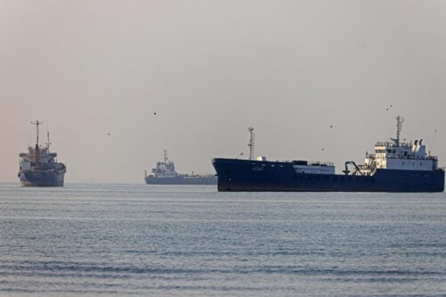 Aluksia Hormuzinsalmessa