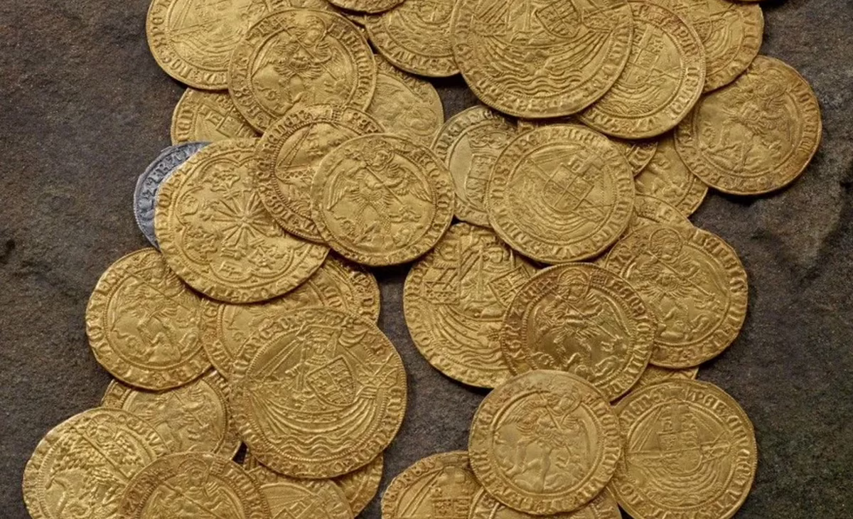 Pariskunta löysi takapihaltaan kultakätkön, koliko