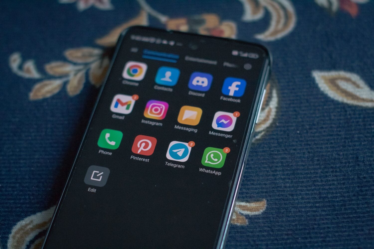 WhatsApp-sovelluksen kuva puhelimen ruudulla.
